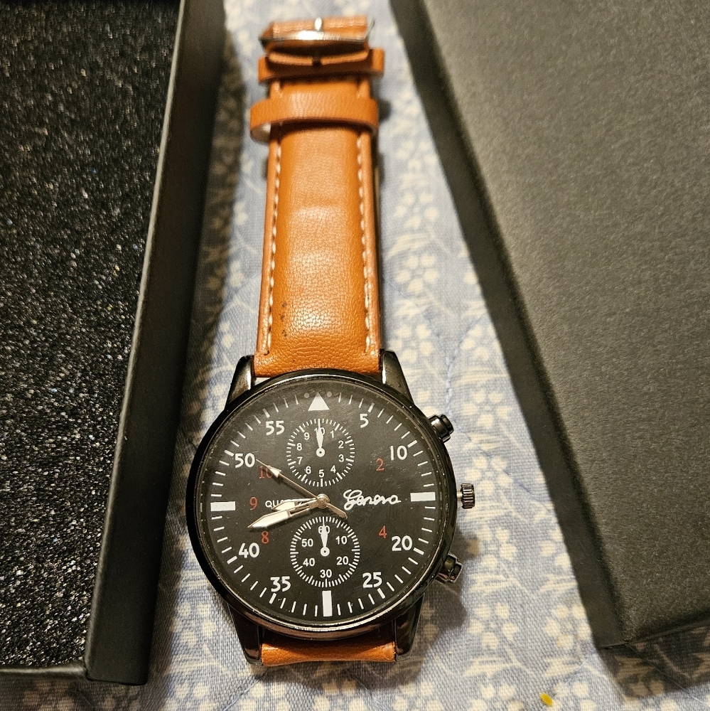 This listing is for a Mens Casual brown quartz watch Please see all the picture